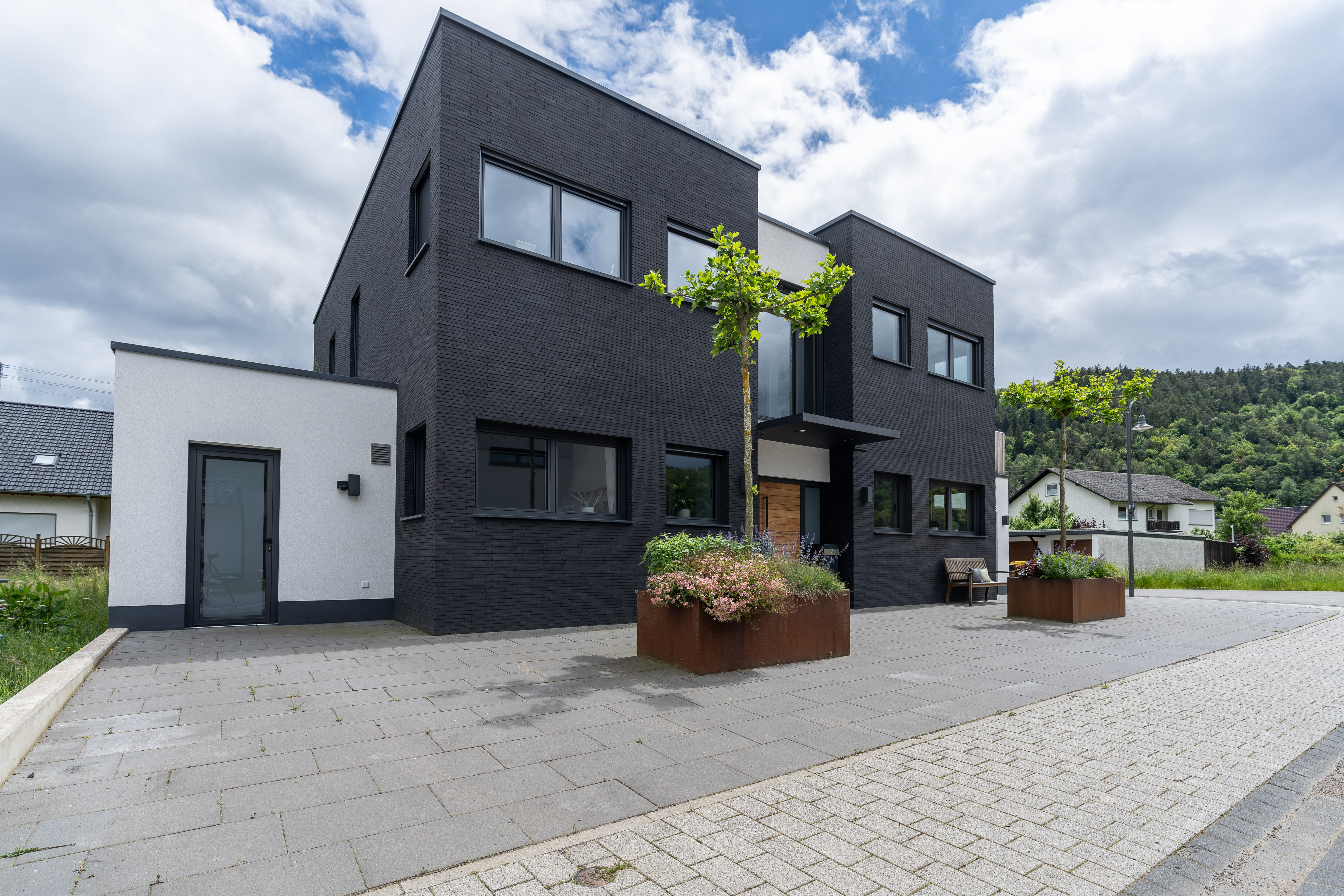 Modernes Poll-Haus mit dunkler Klinkerfassade