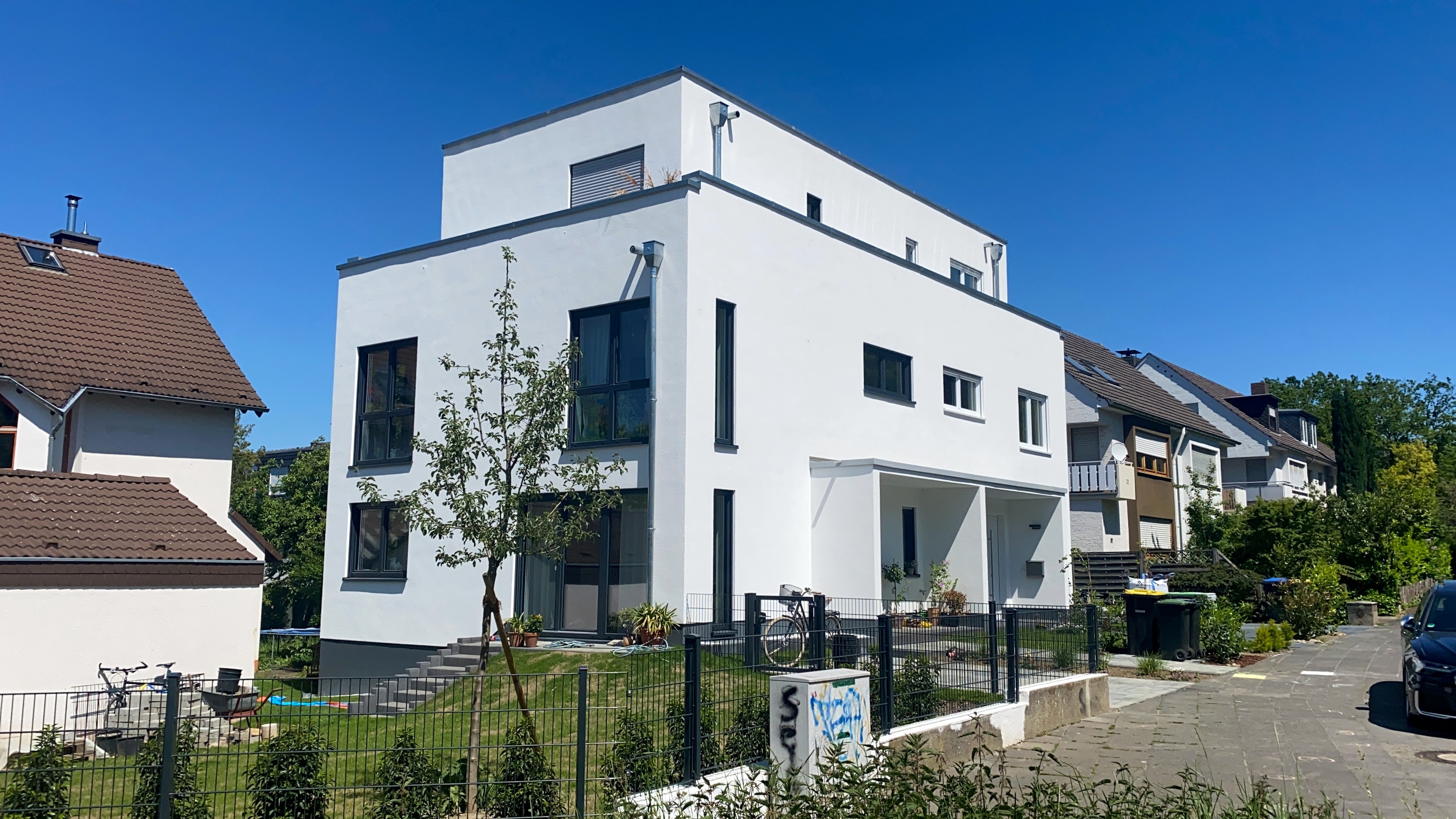 Modernes weißes Poll-Haus